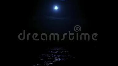 月亮在水上，月亮在水上，月亮在海上，月亮在<strong>夜空</strong>，<strong>夜空</strong>在一个水面上